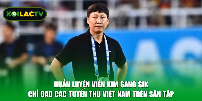 Huấn luyện viên Kim Sang Sik chỉ đạo các tuyển thủ Việt Nam trên sân tập