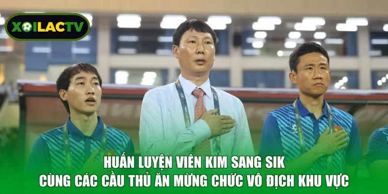 Huấn luyện viên Kim Sang Sik cùng các cầu thủ ăn mừng chức vô địch khu vực