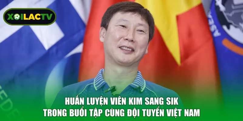 Huấn luyện viên Kim Sang Sik trong buổi tập cùng đội tuyển Việt Nam