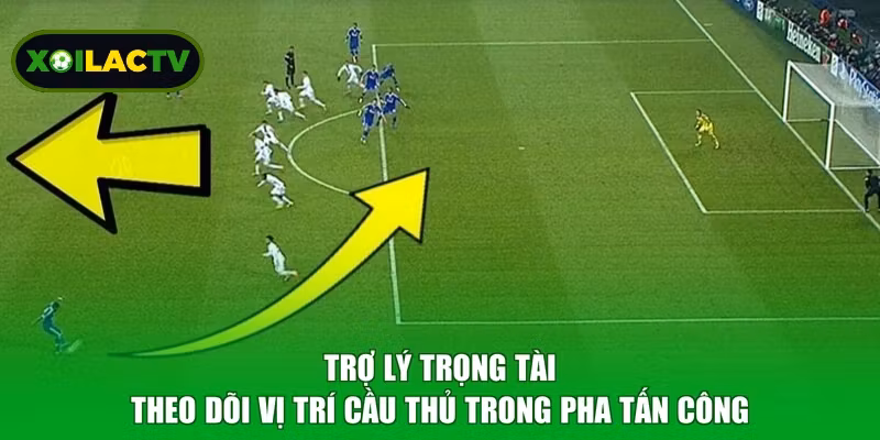 Trợ lý trọng tài theo dõi vị trí cầu thủ trong pha tấn công